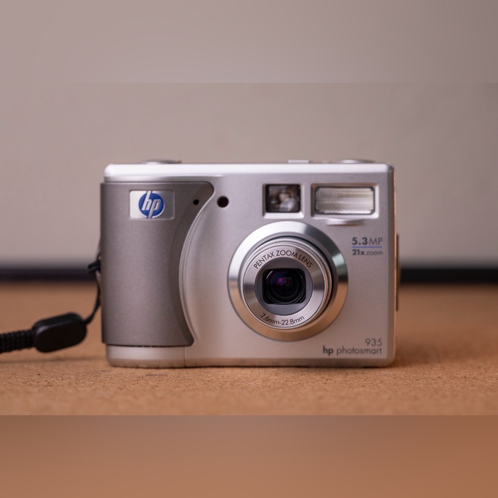 Hewlett Packard PhotoSmart 935 5.3MP 21x Zoom Digital Camera - Picture 2 of 11